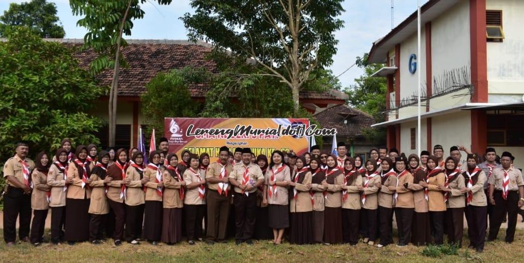 Foto guru dan karyawan SMAN 3 Pati seusai mengikuti upacara HUT Pramuka 2023