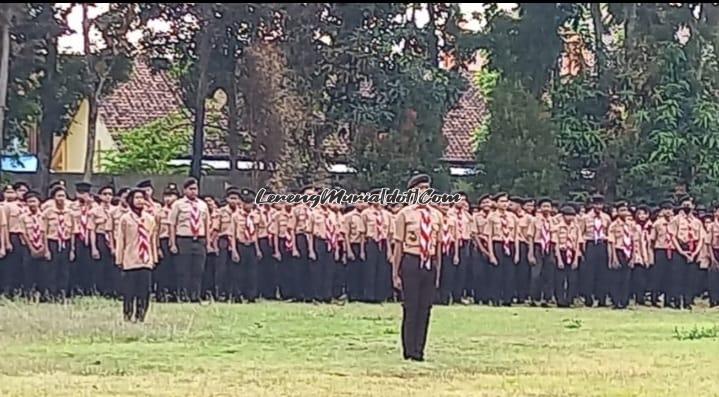 Foto siswa dengan khidmat dan tertib mengikuti upacara HUT Pramuka ke 62