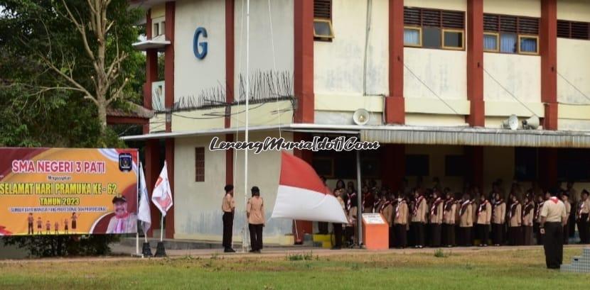 Foto pengibaran bendera dalam HUT Pramuka ke 62 di SMAN 3 Pati