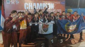 Foto Chrystian Yabes (1 dari kiri) dan Yanuar Firmansyah (4 dari kiri) beserta tim renang Pati meraih medali perak Porprov Jateng