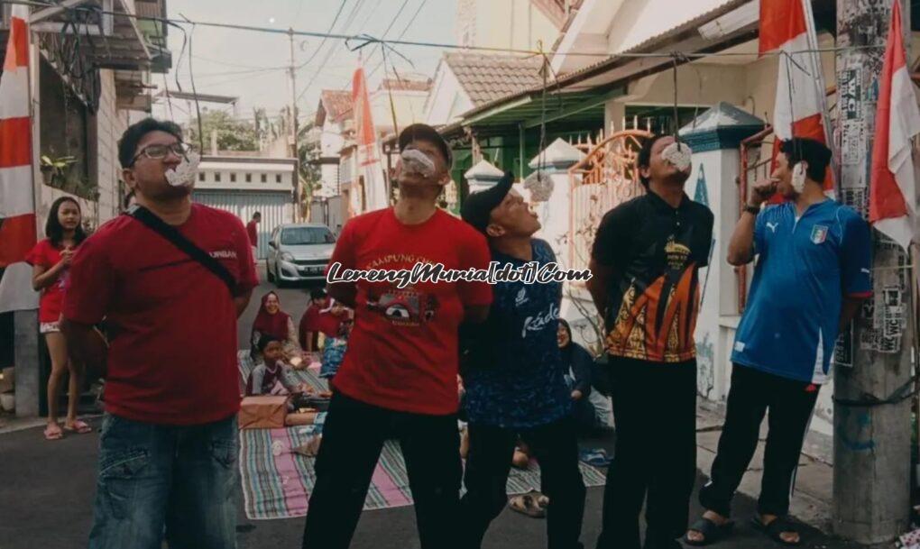 Foto lomba makan krupuk yang diikuti oleh bapak-bapak warga RW 5 Perum Griya Permata Winong Pati