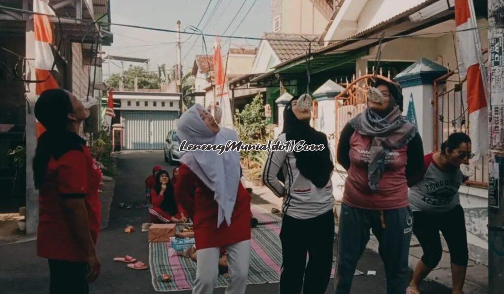 Foto ibu-ibu warga RW 5 Perum Griya Permata Winong Pati mengikuti lomba makan krupuk