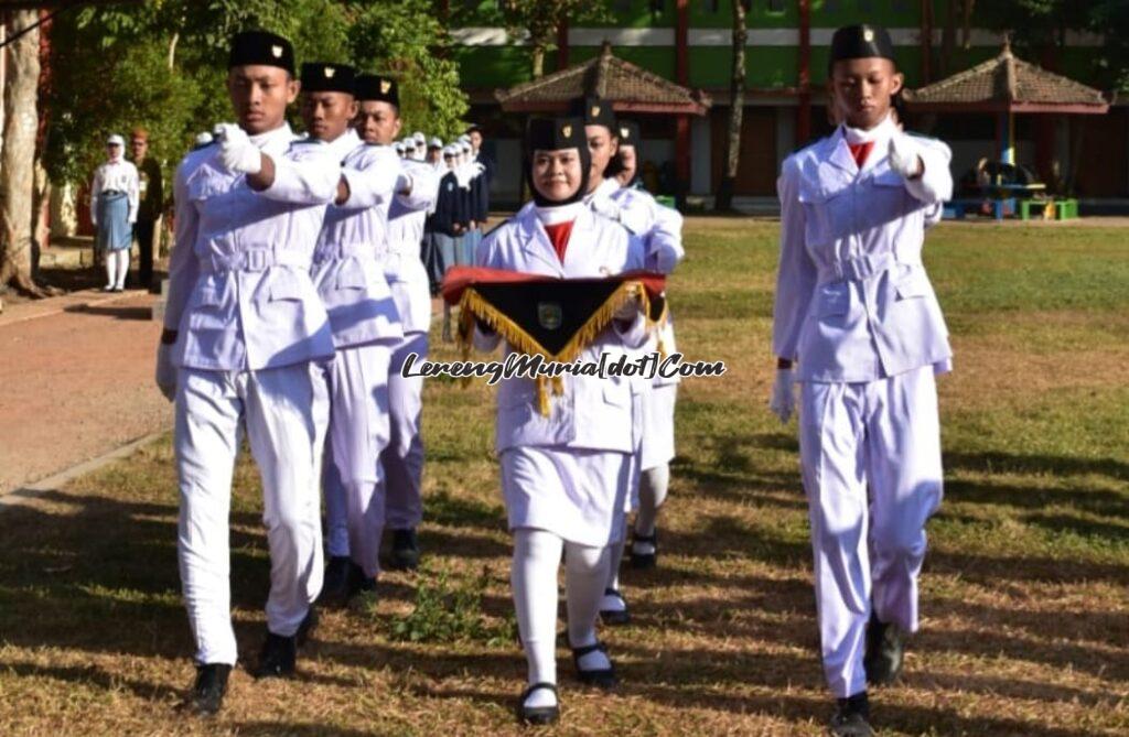 Foto tim pengibar bendera merah putih saat bertugas upacara HUT RI ke 78 di SMAN 3 Pati