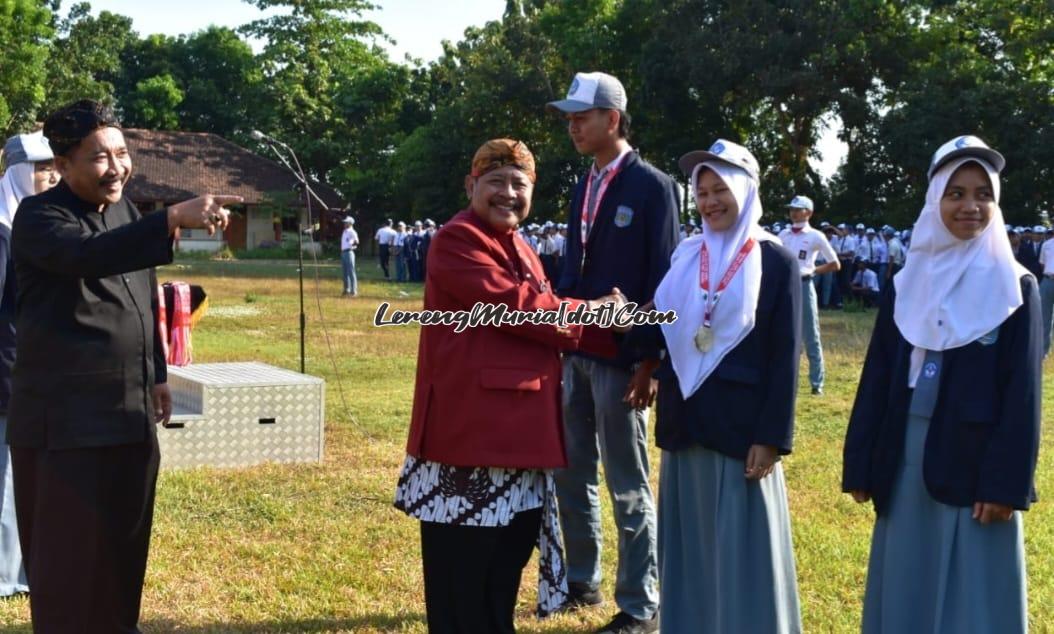 Foto Kepala SMAN 3 Pati Suhartono,S.Pd., M.Pd., M.Si. memberikan ucapan selamat kepada siswa yang berprestasi di Porprov Jateng 2023