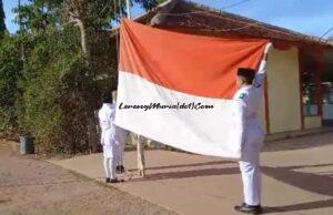 Foto pengibaran bendera merah putih oleh petugas di Lapangan SMAN 3 Pati