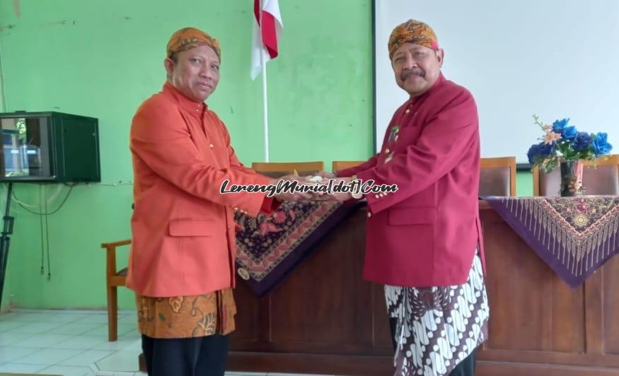 Foto penyerahan potongan tumpeng dari Kepala SMAN 3 Pati Suhartono, S.Pd., M.Pd., M.Si. (kanan) kepada Ka TU Eka Sumaji, S.Pd. (kiri)