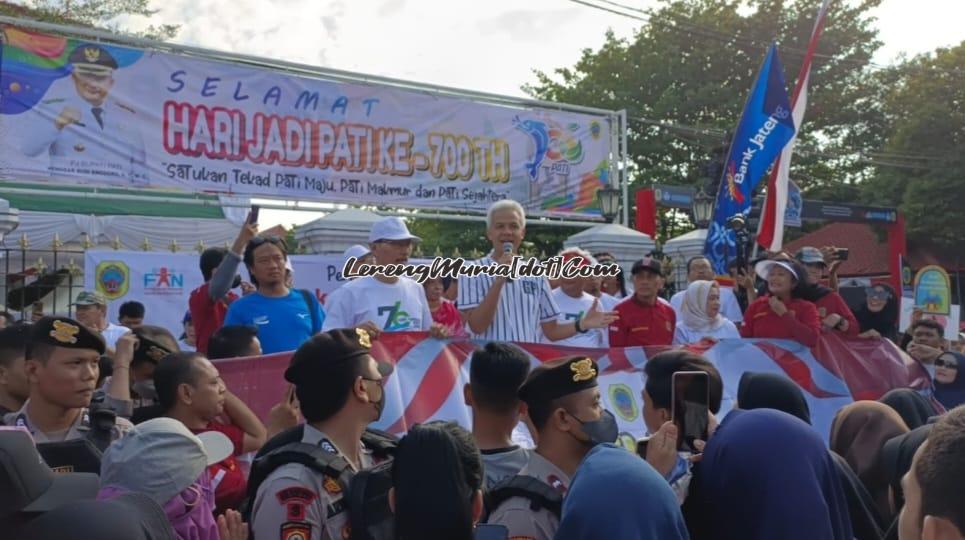 Foto Gubernur Ganjar Pranowo sedang memberikan sambutan peringatan Hari Anak Nasional di Alun-Alun Simpang Lima Pati