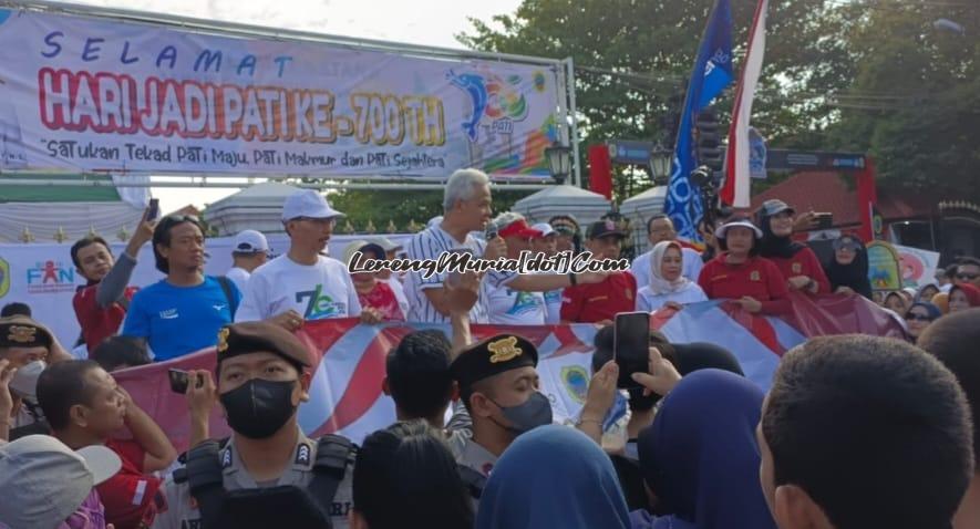 Foto Gubernur Ganjar sedang beraudiensi dengan warga pada saat peringatan Hari Anak Nasional