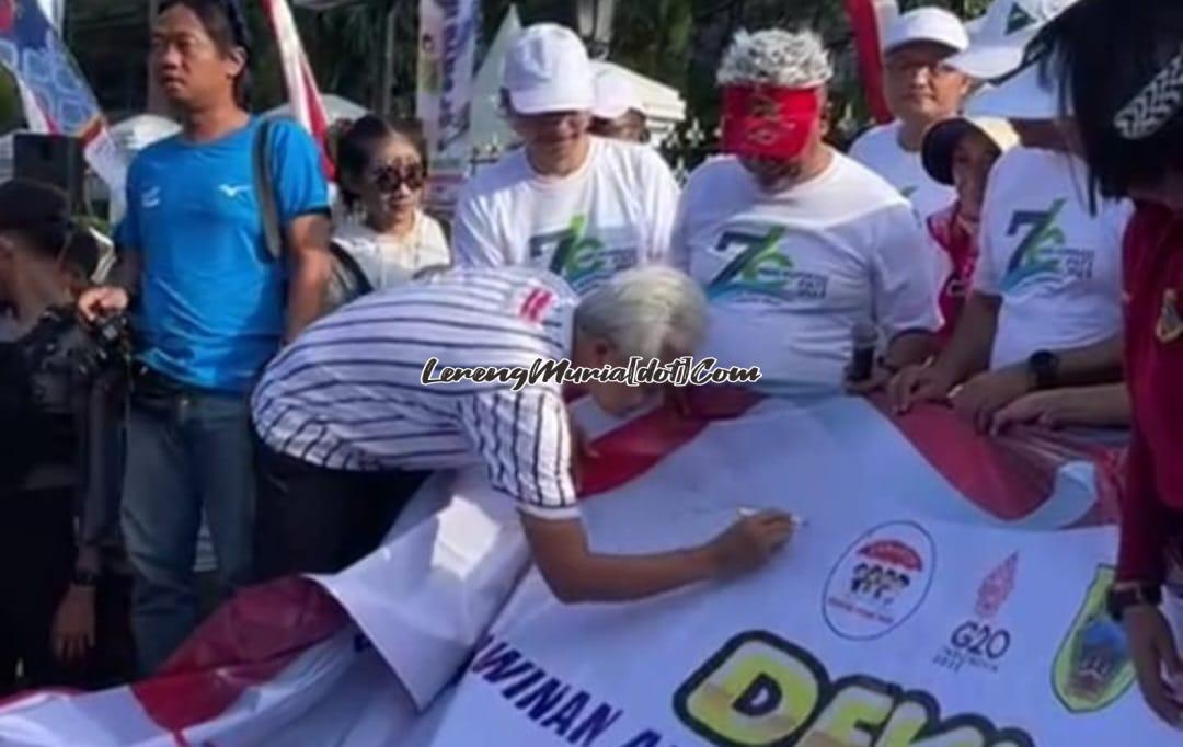 Foto Gubernur Ganjar sedang menandatangani banner Hari Anak Nasional