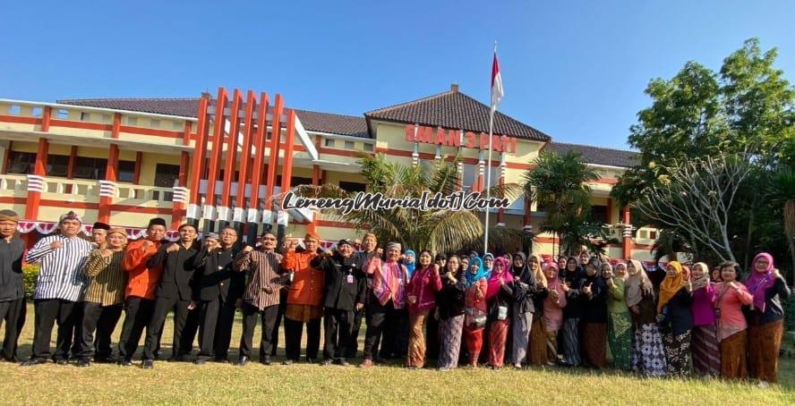 Foto bersama guru/karyawan seusai upacara Hari Jadi Provinsi Jawa Tengah