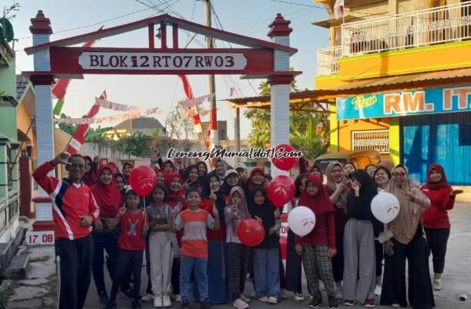 Foto warga Perum Rendole Blok I-2 RT 7 RW 3 mengikuti jalan santai melewati gerbang perumahannya