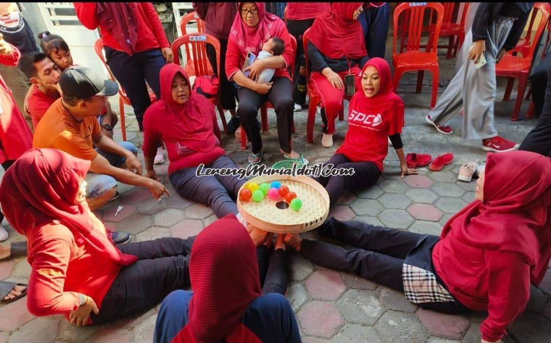 Foto lomba memasukkan bola ke dalam tampah antar Dawis  yang diikuti ibu-ibu