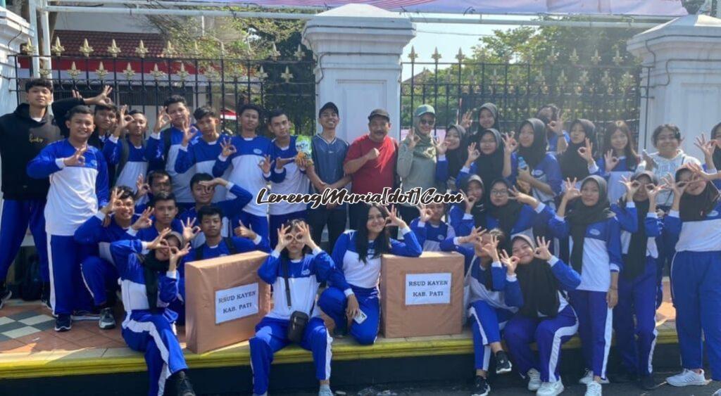 Foto bersama siswa yang mendapat doorprize dan pembina pendamping dalam jalan santai HUT RI ke 78