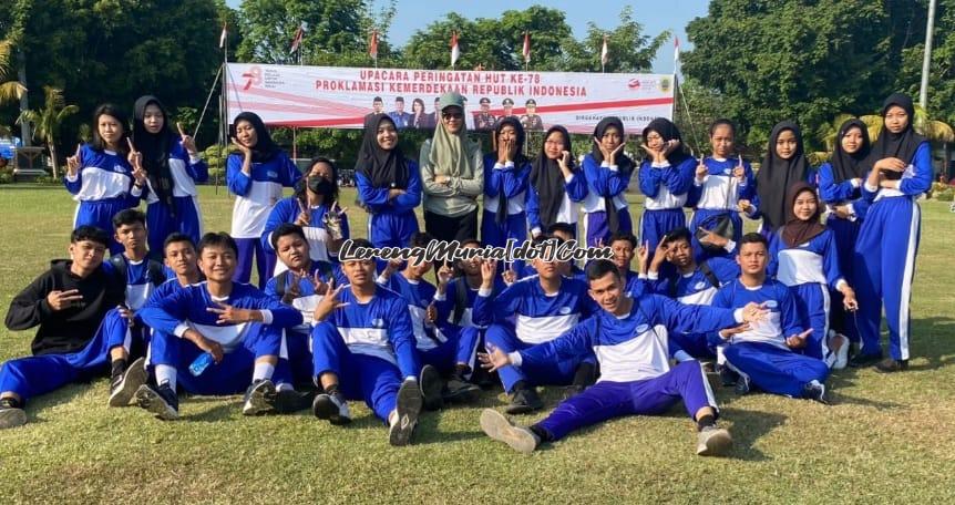 Foto siswa dan pembina seusai acara jalan santai di Alun-Alun Simpang Lima Pati | LERENG MURIA Foto siswa dan pembina seusai acara jalan santai di Alun-Alun Simpang Lima Pati
