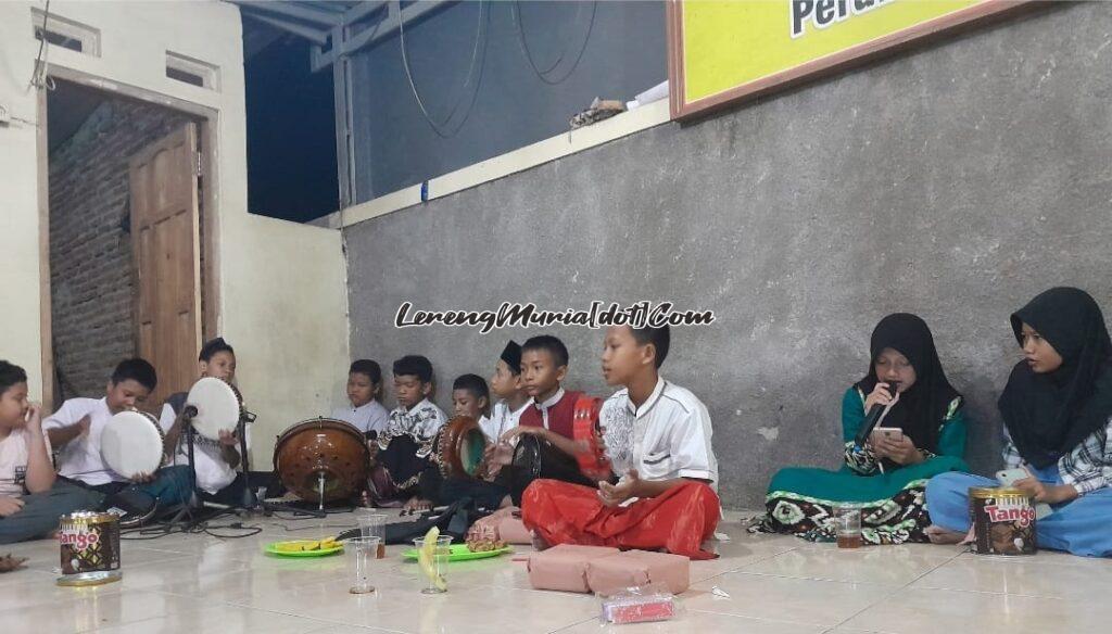 Foto penampilan Rebana Nurul Ikhlas Blok I-2 Perum Rendole Indah Muktiharjo di acara malam tirakatan HUT RI ke 78