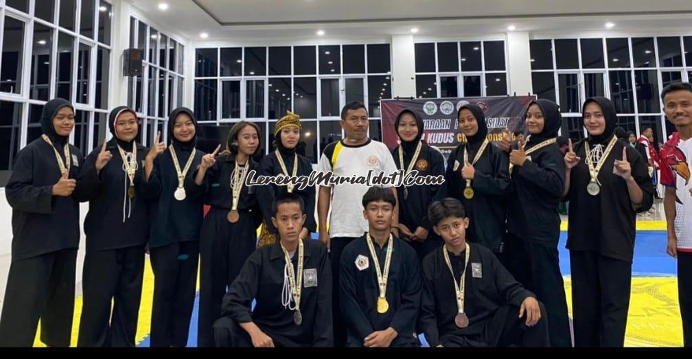Foto atlet dan pelatih SMAN 3 Pati yang berprestasi di ajang SKC I di IAIN Kudus | LERENG MURIA Foto atlet dan pelatih SMAN 3 Pati yang berprestasi di ajang SKC I di IAIN Kudus