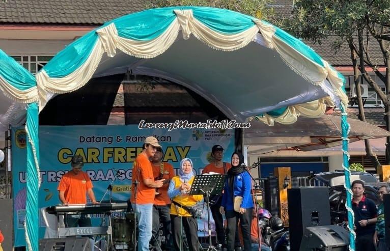 Foto hiburan Band Soewondo Plus yang bergenre pop lama ikut menghibur pengunjung CFD Pati