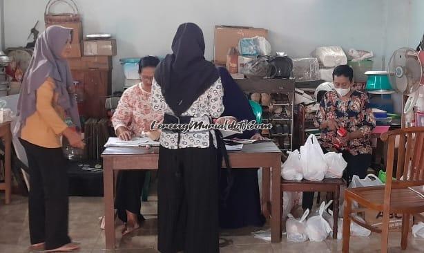 Foto posyandu memberikan PMT yang dibungkus plastik putih kepada balita di Sekarkurung Muktiharjo