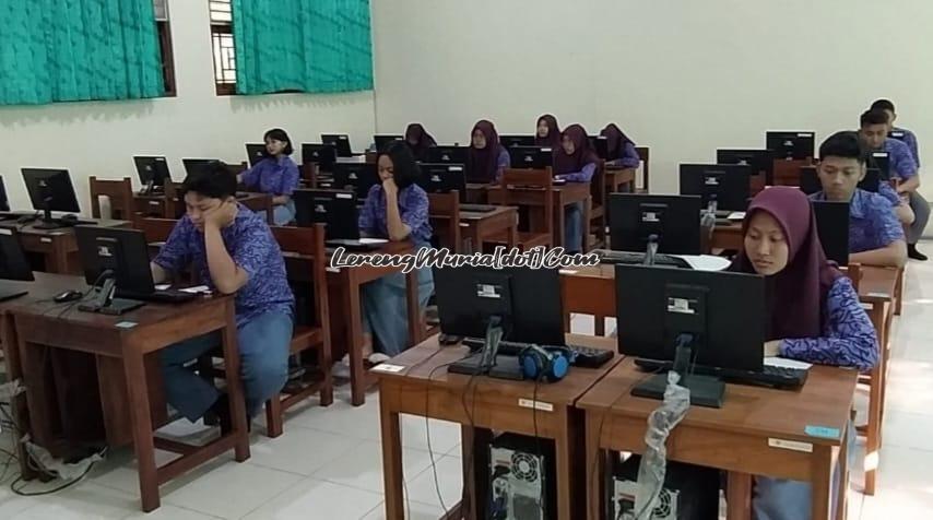 Foto siswa SMAN 3 Pati mengikuti ANBK dengan tertib disalah satu laboratorium sekolah setempat