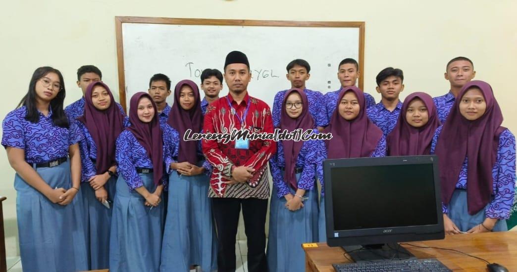 Foto peserta ANBK SMAN 3 Pati dan pengawas ruang seusai ujian