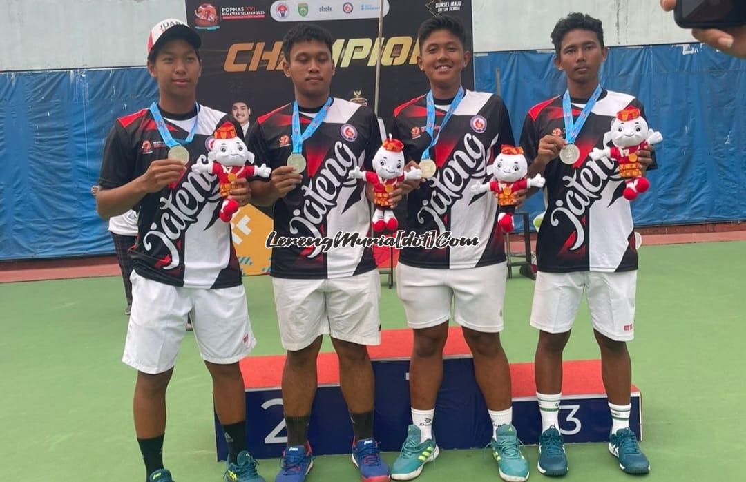 Foto atlet tenis lapangan SMAN 3 Pati Andika Rizqi Putra (paling kanan) bersama atlet Tim Jateng yang lain