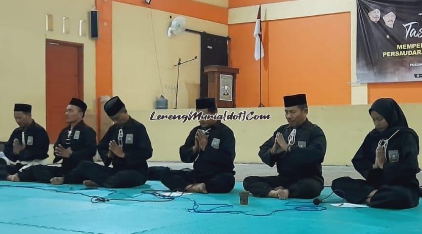 Foto doa bersama dalam kegiatan tasyakuran memperingati 101 tahun SH Terate di Padepokan SH Terate Cabang Pati