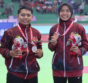 Foto dua atlet pencak silat Pati yang berhasil meraih medali dalam ajang Porprov 2023 d GOR Mbesi Rembang
