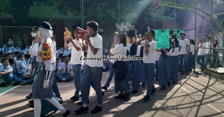 Foto salah satu kandidat memasuki lokasi kampanye Pemilos/MPK SMAN 3 Pati dikawal oleh anggota PKS dan tim pendukungnya | LERENG MURIA Foto salah satu kandidat memasuki lokasi kampanye Pemilos/MPK SMAN 3 Pati dikawal oleh anggota PKS dan tim pendukungnya