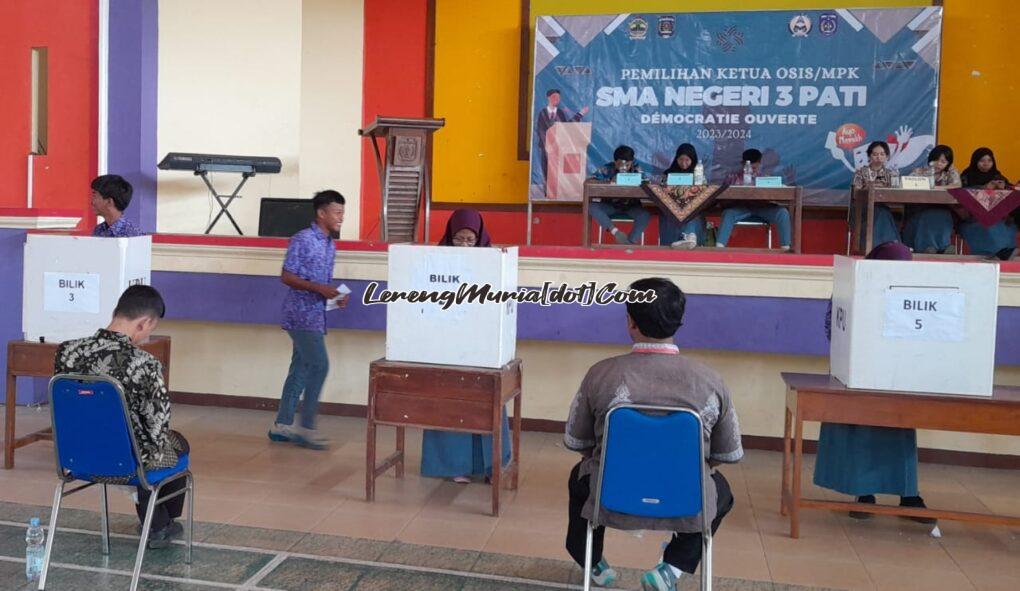 Foto siswa melakukan pencoblosan kartu suara di bilik sebagai wujud praktik demokrasi Pemilos/MPK SMAN 3 Pati