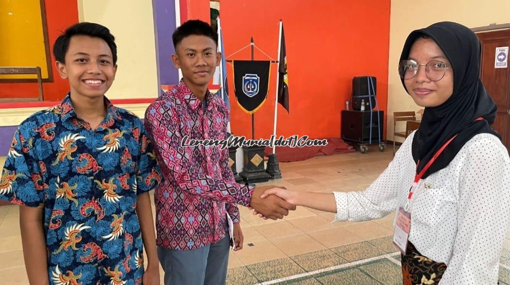 Foto ucapan selamat dari Ketua MPK Kak Alda Maryanti kepada Aditya yang memperoleh suara tertinggi untuk Pemilihan Ketua MPK SMAN 3 Pati