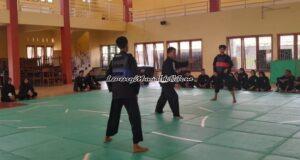 Foto sparring antar pesilat dalam latihan bersama altet pelajar SH Terate Kota Pati di Auditorium SMAN 3 Pati