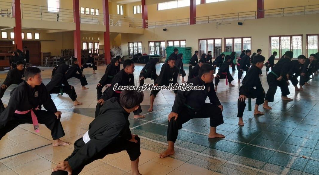 Foto peregangan bersama pada acara latihan bersama atlet pesilat pelajar SH Terate Kota Pati