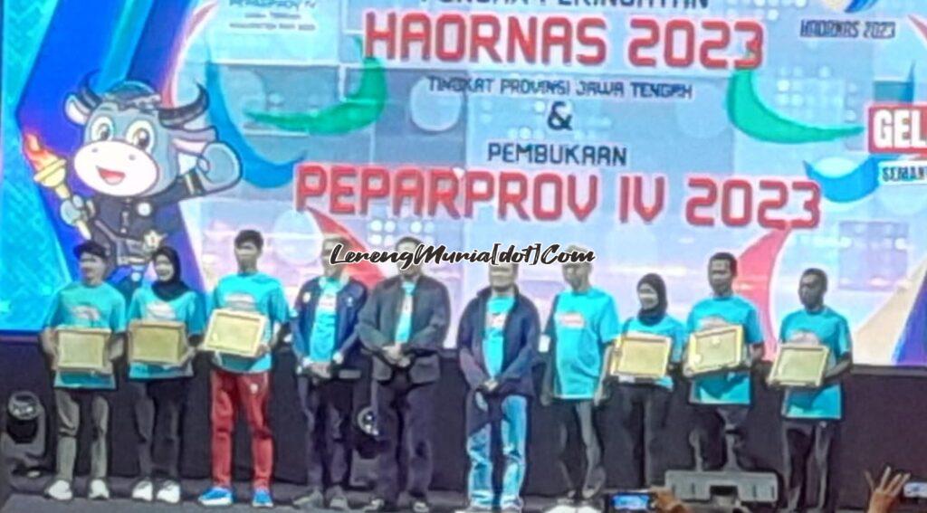 Foto 4 atlet dan 2 pelatih berprestasi yang menerima penghargaan dari Pj. Gubernur Jateng Nana Sudjana saat peringatan Haornas 2023 di GOR Pesantenan Pati