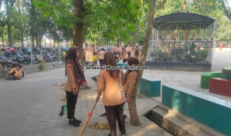 Foto siswa sedang kerja bakti di sekitar hutan kota SMAN 3 Pati