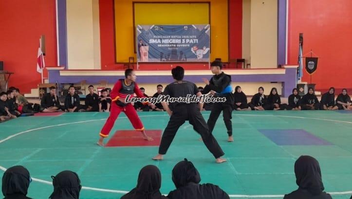 Foto dua atlet sedang berhadapan  pada saat latih tanding di Auditorium SMAN 3 Pati