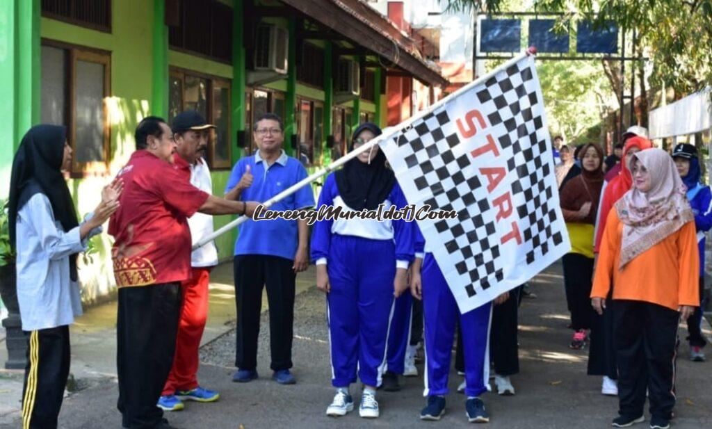 Foto kegiatan jalan santai di SMAN 3 Pati dalam rangka Haornas yang diawali dengan dibuka oleh Kepala SMAN 3 Pati Suhartono, S.Pd., M.Pd., M.Si