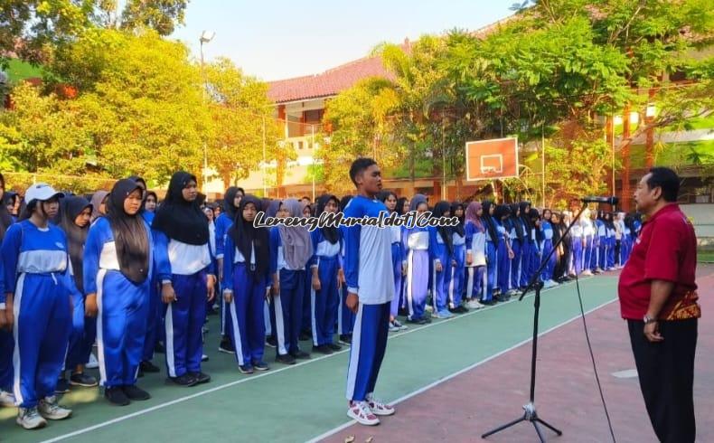 Foto kegiatan apel pagi sebelum acara jalan santai di Lapangan Basket SMAN 3 Pati