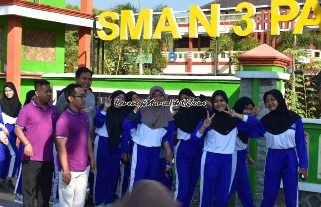 Foto siswa SMAN 3 Pati berseragam olahraga mengikuti kegiatan jalan santai dalam rangka Haornas 2023