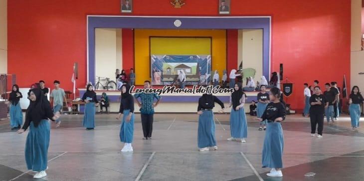 Foto latihan gerak dan lagu oleh siswa beserta pembimbingnya dalam persiapan Gelar Karya P5