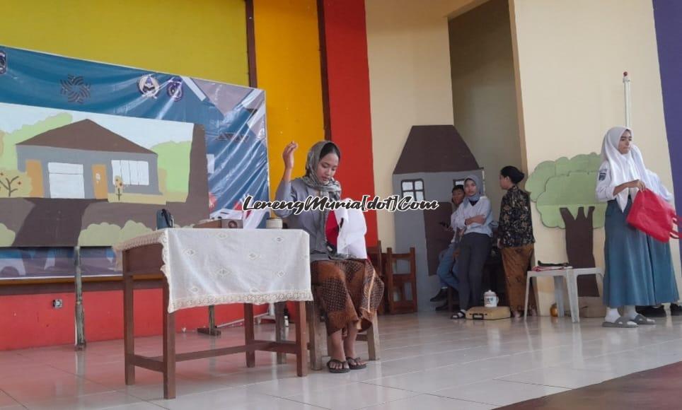 Foto seorang siswa sedang menjahit bendera merah putih dalam  latihan drama perjuangan oleh  kelas XI