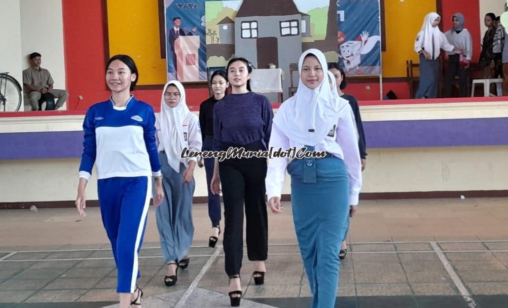 Foto calon duta budaya dari SMAN 3 Pati yang sedang latihan fashion show dalam persiapan Gelar Karya P5 di Auditorium