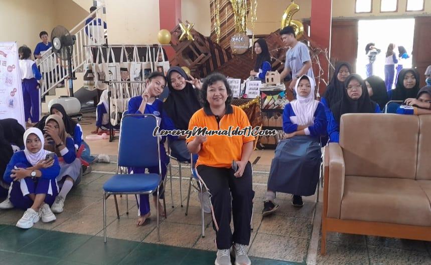 Foto Ibu Kristina Marta W., M.Pd. dengan setia memantau persiapan P5