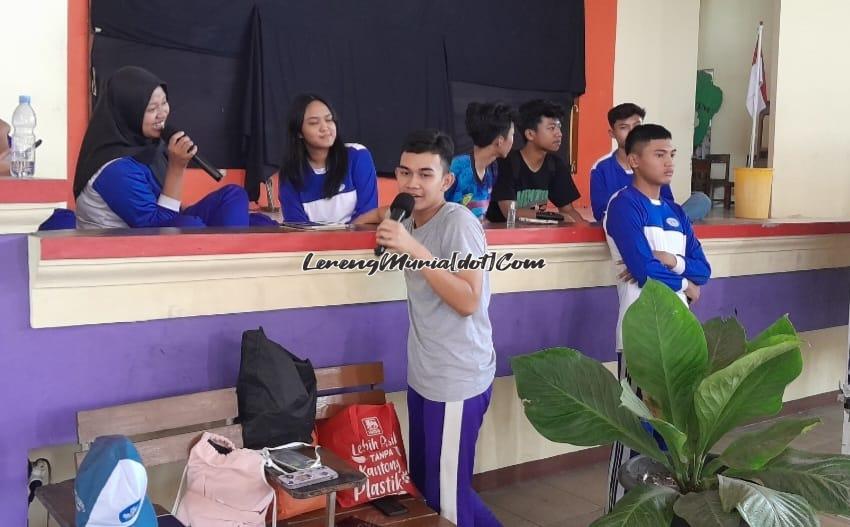 Foto Kak Niko sedang meramaikan suasana persiapan P5 dengan suara emasnya