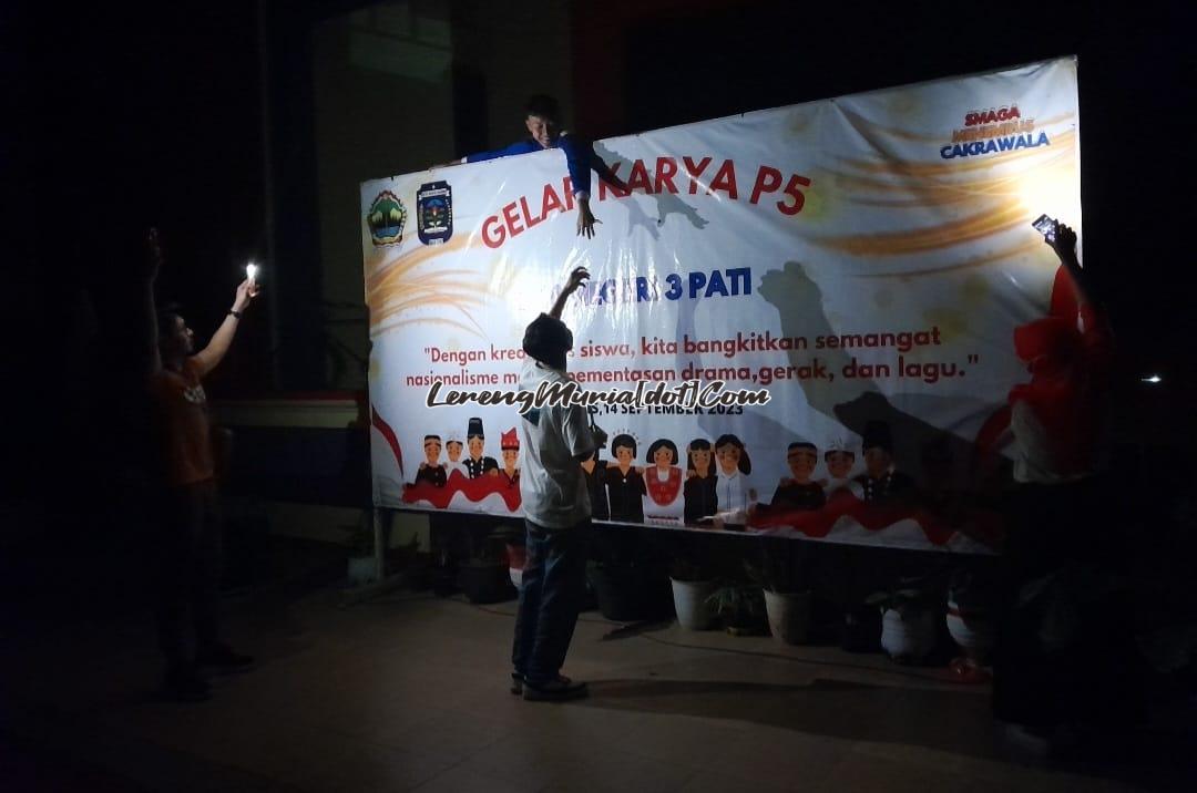 Foto pemasangan banner disaat listrik padam oleh Kak Fadil (berdiri) dan Kak Reihan didampingi Bapak Masdar Helmy R.,S.Pd. beserta Ibu Diyan Hartanti, S.Kom.