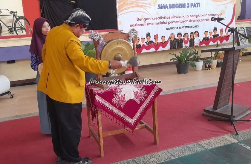 Foto pemukulan gong pada saat pembukaan Gelar Karya P5 oleh Kepala SMAN 3 Pati Suhartono, S.Pd., M.Pd., M.Si di Auditorium