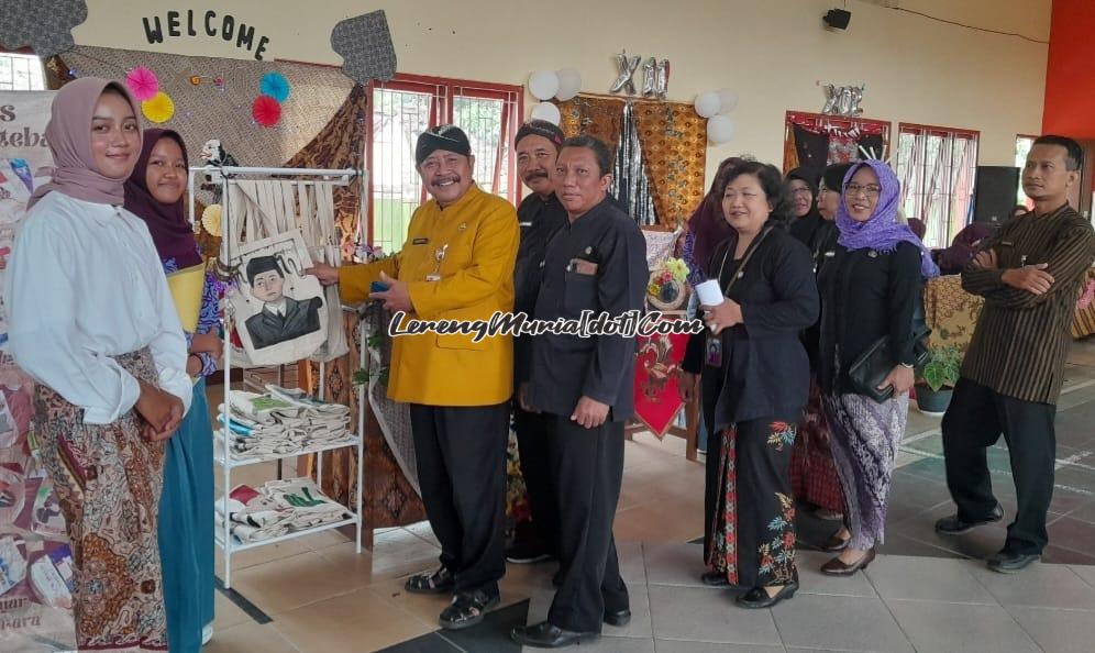 Foto kunjungan Kepala SMAN 3 Pati beserta Wakasek di salah satu stand pameran Kelas X di Gelar Karya P5