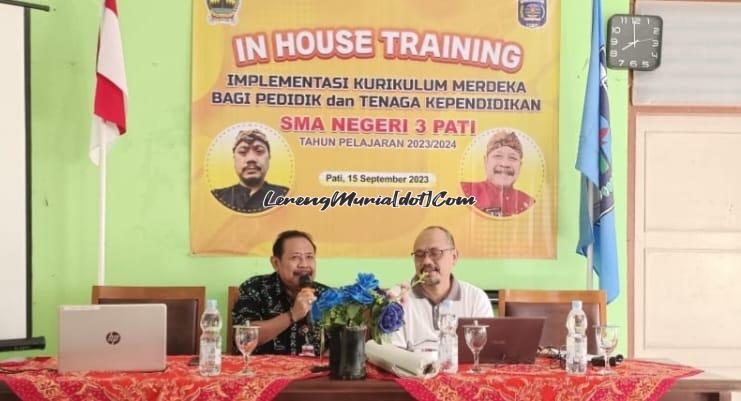 Foto Kepala SMAN 3 Pati Suhartono, S.Pd., M.Pd., M.Si. (kiri) saat memberikan sambutan dalam kegiatan IHT