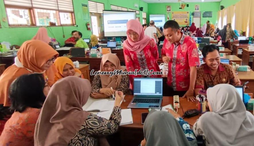 Foto peserta IHT sedang berdiskusi kelompok membahas materi IHT perencanaan berbasis data