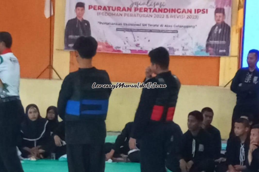 Foto dua peserta siap peragaan langsung peraturan pertandingan pencak silat 2022 di Padepokan SH Terate Cabang Pati