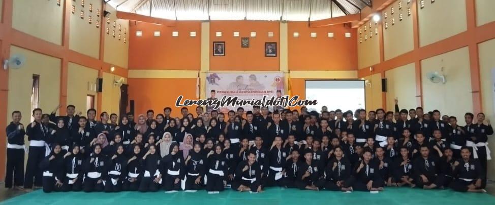 Foto bersama peserta dan panitia seusai acara sosialisasi peraturan pertandingan pencak silat 2022